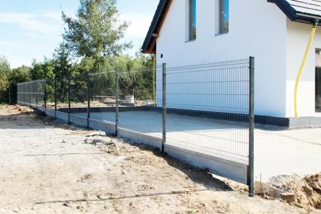 Ile kosztuje robocizna ogrodzenia panelowego? Zaskakujące różnice cenowe!