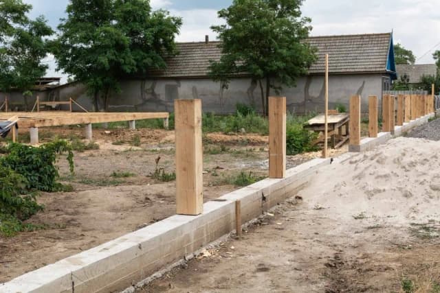 Jak zrobić fundament pod ogrodzenie, aby uniknąć problemów?